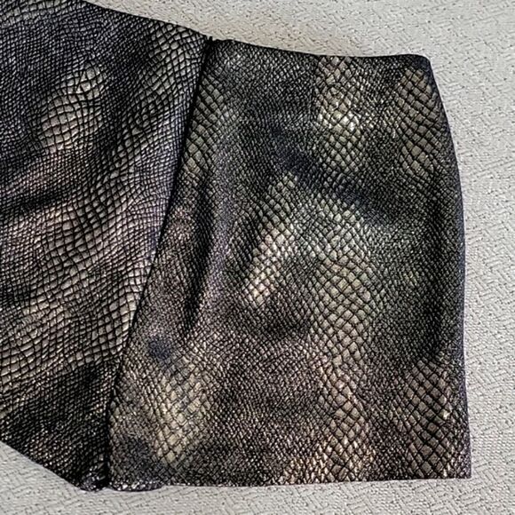 Jack by BB Dakota Metallic Bronze Gold and Black Reptile Animal Print Shorts - 6 - Picture 7 of 13